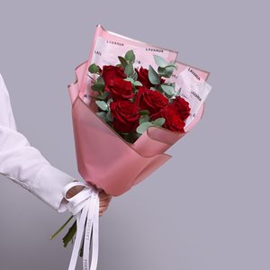 Бордовый букет роз с эвкалиптом