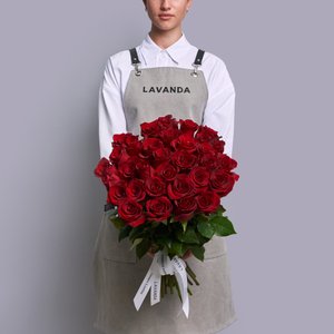 35 красных роз 50 см.