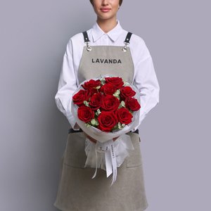 Букет бордовых роз с эвкалиптом