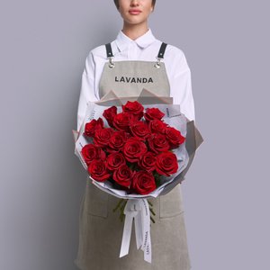 19 бордовых роз 50 см. в стильной упаковке