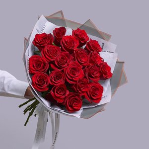 19 бордовых роз 50 см. в стильной упаковке