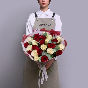 25 Эквадорских роз 50 см. в матовой пленке с эвкалиптом