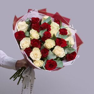 25 Эквадорских роз 50 см. в матовой пленке с эвкалиптом