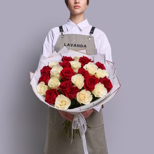 Букет больших красных и белых роз