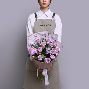 Лиловый букет роз и диантусов с эвкалиптом