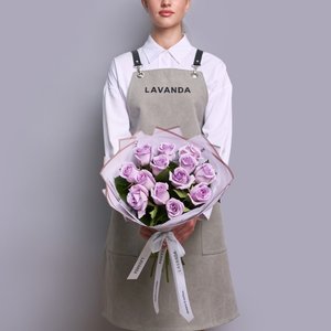 13 лиловых роз в матовой упаковке