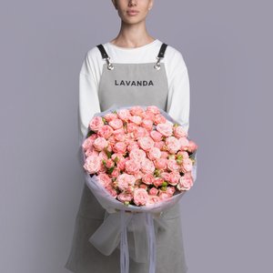 Букет пионовидных роз в воздушном белом оформлении