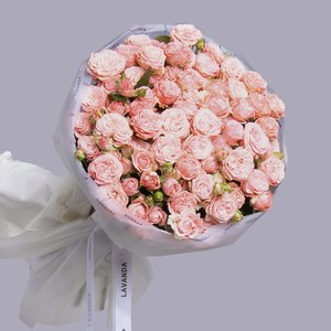 Букет пионовидных роз в воздушном белом оформлении