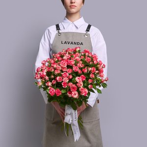 Большая охапка кустовых роз