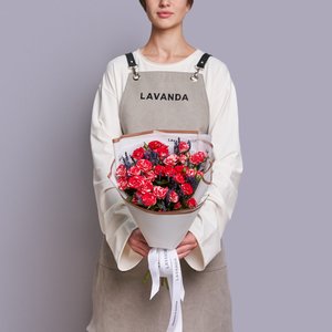 Букет кустовых роз с лавандой