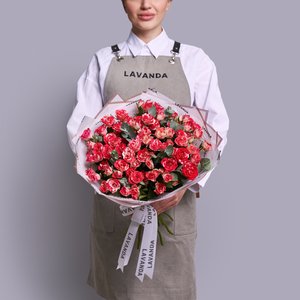 Букет кустовых роз с эвкалиптом