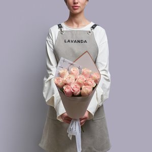 Букет из розовых роз в матовой пленке