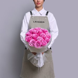 Букет розовых роз в белой упаковке