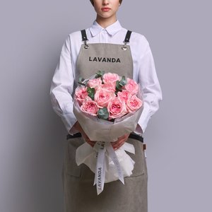 Букет розовых пионовидных роз с эвкалиптом