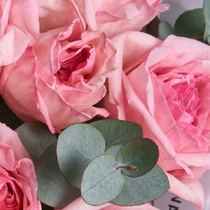 Букет розовых пионовидных роз с эвкалиптом
