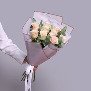 Нежный букет розовых роз с эвкалиптом