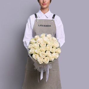 Букет белых роз в белой упаковке