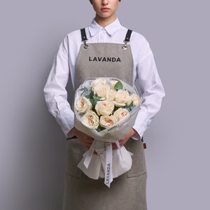 Букет белых пионовидных роз с эвкалиптом