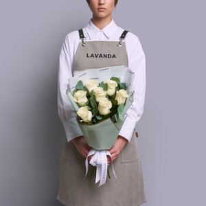 Букет белых роз в стильной пленке с эвкалиптом