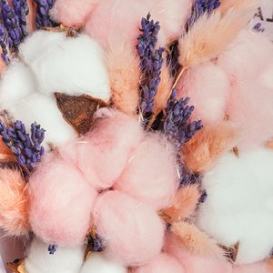 Розовый букет лаванды, хлопка и сухоцветов