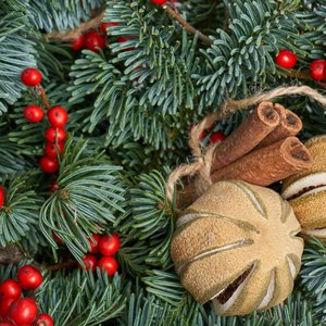 Новогодняя коробка с нобилисом, красным илексом и корицей