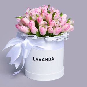 Розовые тюльпаны и альстромерии в белой коробке