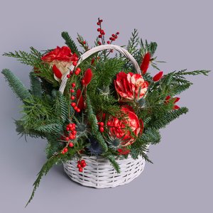 Цветочная корзина с нобилисом и илексом