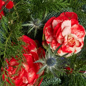 Цветочная корзина с нобилисом и илексом