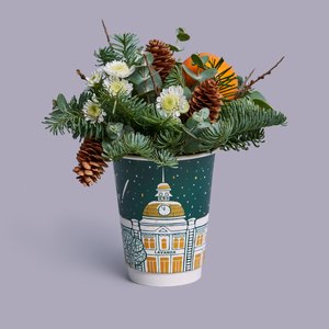 Композиция в стаканчике из нобилиса и шишек