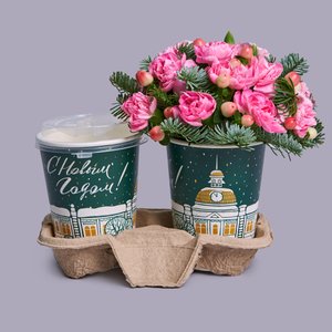 Латте с композицией в стаканчике из розовых дианутсов и гиперикума