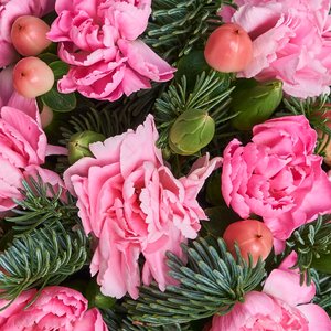 Латте с композицией в стаканчике из розовых дианутсов и гиперикума