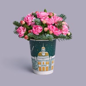 Композиция в стаканчике из розовых дианутсов и гиперикума