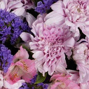 Розовые альстромерии, хризантемы и сиреневые статицы в ящике