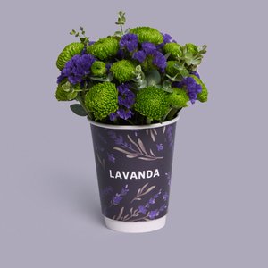 Композиция в стаканчике из зеленой хризантемы и фиолетовой статицы