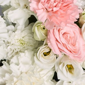 Хризантемы, диантусы и эустомы в ящике