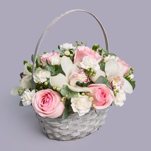 Белая корзина роз и эустом с орхидеями