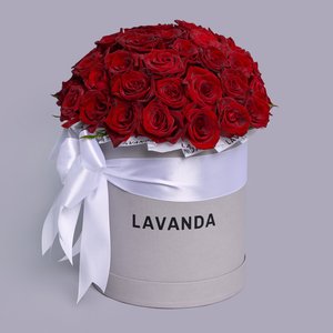 Серая коробка красных роз