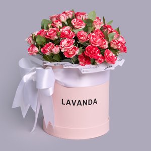 Розовая коробочка кустовых роз