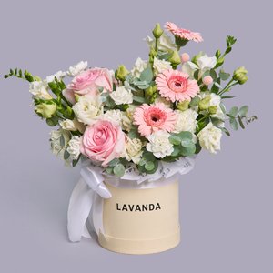 Розовые герберы, розы и белые эустомы, диантусы с эвкалиптом в кремовой коробке