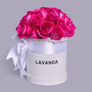 Коробочка ярких розовых роз