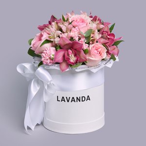 Коробочка розовых роз, альстромерий и орхидей со скимией