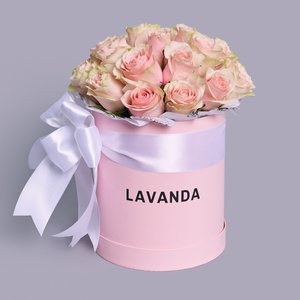 Розовая коробочка нежных роз