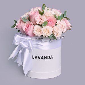 Белая коробочка летних цветов