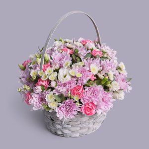 Цветочная корзина с нежными хризантемами и диантусами