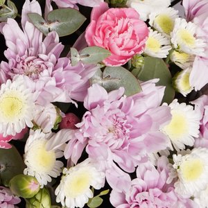 Цветочная корзина с нежными хризантемами и диантусами