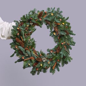 Рождественский венок с орехами, шишками и корицей