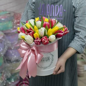 Весенняя коробочка тюльпанов