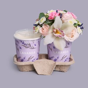 Капучино с композицией в стаканчике из лаванды, орхидеи и ромашек