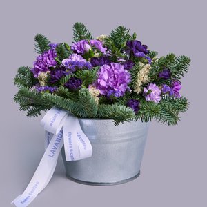 Новогодняя композиция с фиолетовыми диантусами