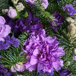 Новогодняя композиция с фиолетовыми диантусами